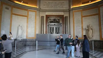 Louvre Müzesi Müdürü duyurdu: Apollo Galerisi boş vitrinlerle ziyarete açılıyor