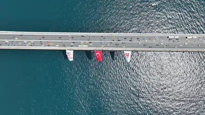 Boğaz’da 10. yıl gururu: İstanbul’un köprüleri al bayrakla donatıldı!