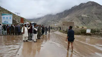 Afganistan’da dehşet saatleri: Yüzlerce insan ani sel sebepli enkaz altında!