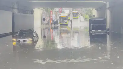 İstanbul'u sağanağa teslim! Alt geçitlerde araçlar mahsur kaldı, çarşıları su bastı
