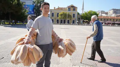 Samsun sokaklarında ezber bozan manzara: iki kolunda tam 100 Ekmek taşıyor..