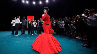 Paris Haute Couture'da yıldızlar geçidi: Bad Bunny, Sabrina Carpenter ve Cardi B aynı podyumda!