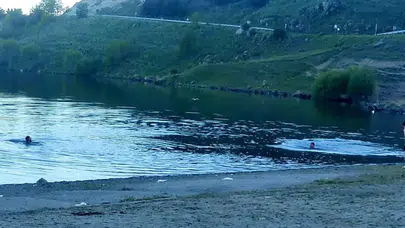 Mevsim normallerini aşan sıcaklarda gençler Çıldır Gölü'ne akın ediyor