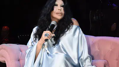 Bülent Ersoy Lolita Estetiği sonrası ilk kez sahneye çıktı