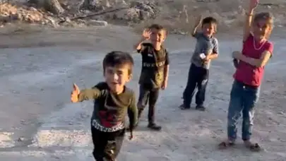 Suriye kırsalında tebessüm ettiren tablo: Türk askerini gören çocuklar sevinçten havalara uçtu..