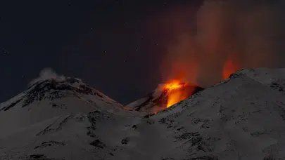 Etna yanardağı'nda dev patlama: Gökyüzünü kül bulutu kapladı, uçuşlar durduruldu
