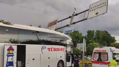 Eyüpsultan'da otobüs önce otomobile sonra direğe savruldu!