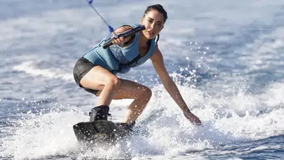 Bodrum'da wakeboard yapan Bilge Kuru fit görünümünün sırrını paylaştı