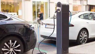 Avrupa’da elektrikli araç patlaması: Akaryakıt zamları rekor getirdi!
