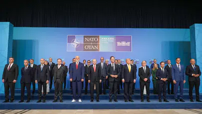 Nato Zirvesi'nde liderlerin küskünlükleri ve tarzları aile fotoğrafına damga vurdu!