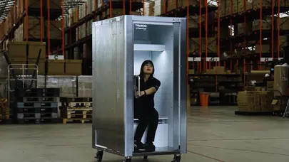 Yaz sıcaklarına radikal çözüm: Japonya insanlar için buzdolabı üretti!