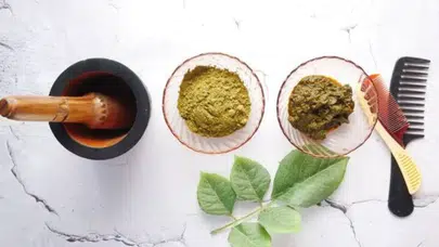 Saç kınası nedir? Faydaları nelerdir, ne işe yarar, nasıl hazırlanır, nasıl uygulanır, saçta kaç saat bekletilir, zararları varmı?