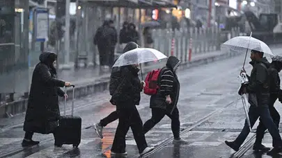 İstanbul'u sağanak vurdu! Trafik kilitlendi, vatandaşlar sığınacak yer aradı