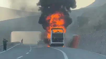 Erzincan'da alevler gökyüzünü kapladı: Otobüsteki patlama anları kamerada