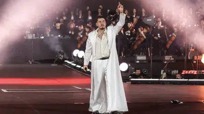Blok3 Beşiktaş Tüpraş Stadyumu konserinde 42 bin kişiye seslendi