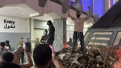 Sıcaklıklar 45 dereceyi buldu, sabırlar tükendi: Kamu binaları ablukada!