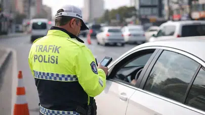 Düğün konvoyunda yolu kapatıp trafiği birbirine kattılar: Cezayı görünce şoke oldular