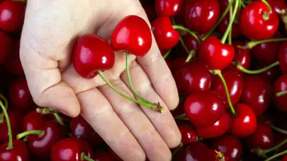 Kiraz fazla yenirse ne olur? Günde kaç tane yenmeli, kimler dikkat etmeli, kan şekerini yükseltir mi?