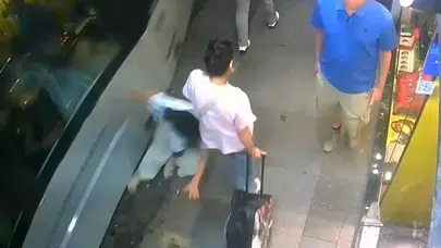 İstanbul Fatih'te korkutan kaza: Tramvayın çarptığı kadın yere savruldu!