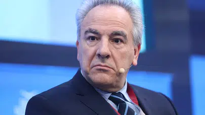 Bir gmail ve makyaj yetti: Rus komedyenler yunanistan’da hükümet krizi çıkardı