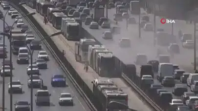 Beylikdüzü'nde hareketli dakikalar: Seyir halindeki metrobüste duman altı panik