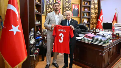 Merih Demiral'dan Bahçeli'ye anlamlı ziyaret! İmzalı formasını hediye etti