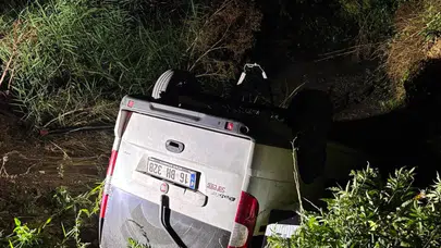 İnegöl'de dere yatağına uçan araçtan sürücüyü itfaiye kurtardı