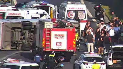 İstanbul TEM'de korkutan kaza: Midibüs yan yattı, Bölgeye ekipler sevk edildi