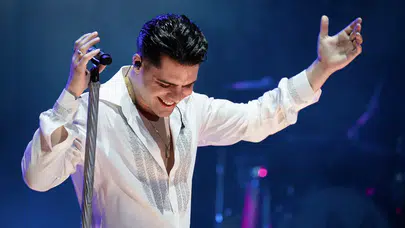 Emir Can İğrek Antalya'da seyircilerin arasında konser verdi