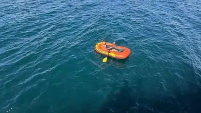Şişme bot akıntıya yenildi: 15 yaşındaki genç denizin ortasında mahsur kaldı..
