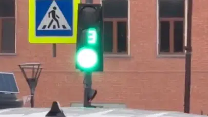Sibirya’nın petrol kentinde trafik çilesi: 2 dakikalık beklemeye 5 saniyelik geçiş hakkı..