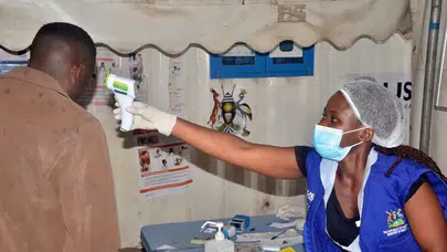 Uganda nefesini tuttu: Ebola’ya karşı tarihi 42 günlük geri sayım başladı!