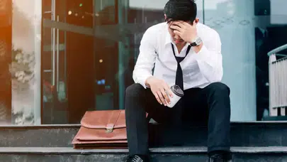 Yapay zeka yatırımları insan gücünü süpürüyor: Küresel devlerden radikal küçülme kararları