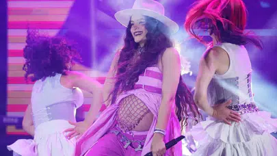 Atiye dördüncü kızına hamile olmasına rağmen Ihlamur Festivali'nde sahne aldı