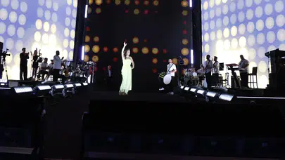 Güneş gibi doğdu, Konya’yı aydınlattı: Ebru Yaşar konserinde 98 bin kişilik dev koro!