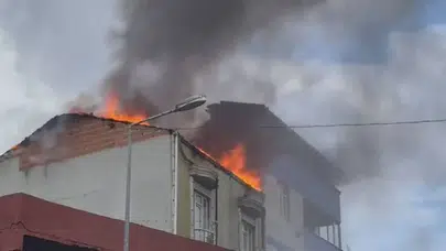 Tüpün parlamasıyla başladı! Arnavutköy'de çatı yangını