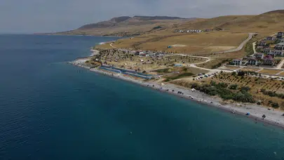 Van’da sıcaklar rekor kırıyor: Vatandaş mavi bayraklı plaja akın etti