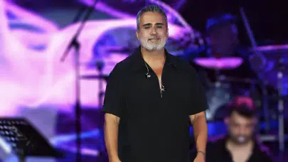 Emrah Bodrum konserinde Sezen Aksu şarkısıyla hayranlarını duygulandırdı