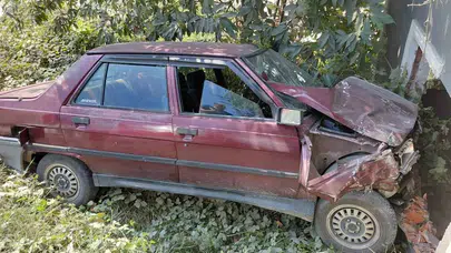 Zonguldak'ta kontrolden çıkan otomobil boş kulübeye çarptı