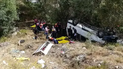 Sivas'ta yolcu minibüsü şarampole devrildi: 4 ölü, 10 yaralı