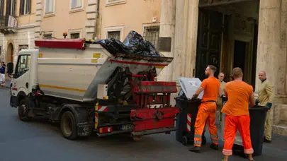 Çöpe attığı 1 milyon euroyu temizlik işçileri buldu: İtalya'dan şans hikayesi