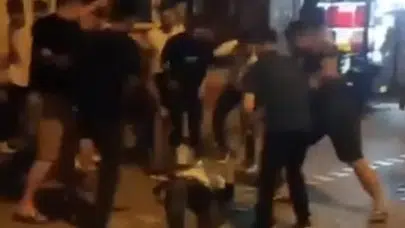 Kadını darp eden adama mahalleliden meydan dayağı geldi