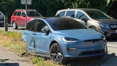 Otonom sürüşte korkunç kaza: Şerit değiştiren Tesla çarpışmanın etkisiyle ikiye bölündü!
