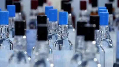 Bağcılar'da sahte alkol operasyonu: Binlerce kapak ve doluma hazır şişe ele geçirildi