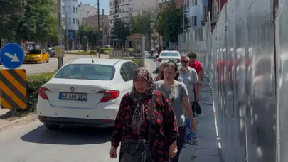 Tepebaşı'nda inşaat paravanları yaya güvenliğini riske attı