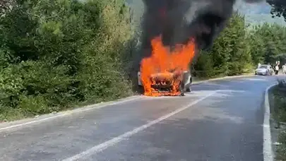 Bartın'da seyir halindeki otomobil alev topuna döndü