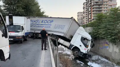 Esenler'de korku dolu anlar halı yüklü tır dereye düştü