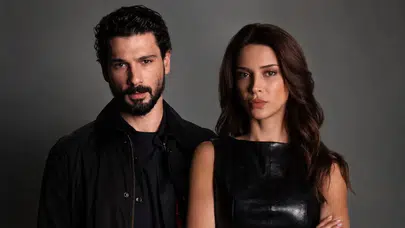 Set arkadaşlığı aşka dönüştü: Devrim Özkan’ın kırmızı gül paylaşımı olay oldu!