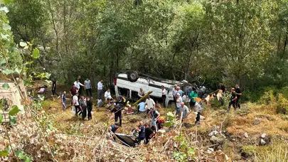 Yolcu minibüsü bariyerlere çarpıp şarampole devrildi: 4 can kaybı
