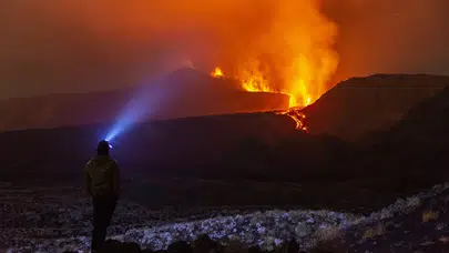 Sicilya'da kabus gecesi: Etna'dan püsküren küller uçuşları durdurdu